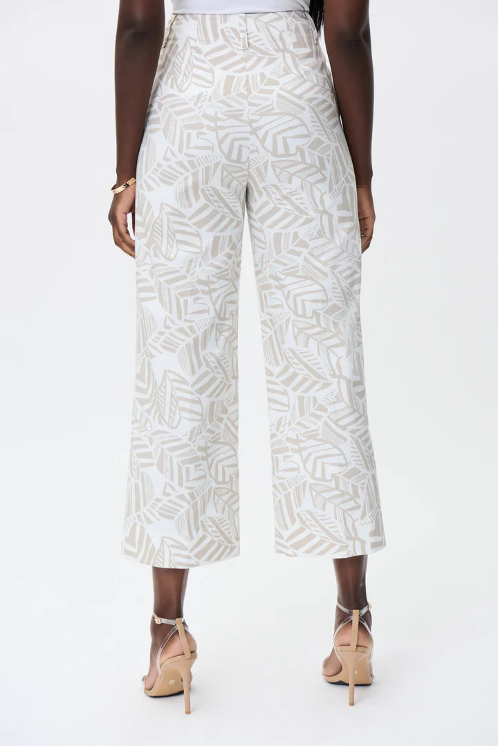 Vous cherchez un pantalon stylé et confortable qui rehaussera votre garde-robe estivale? Ne cherchez plus que ces pantalons Joseph Ribkoff imprimé palmier à jambe large et cheville en vanille/moonstone!