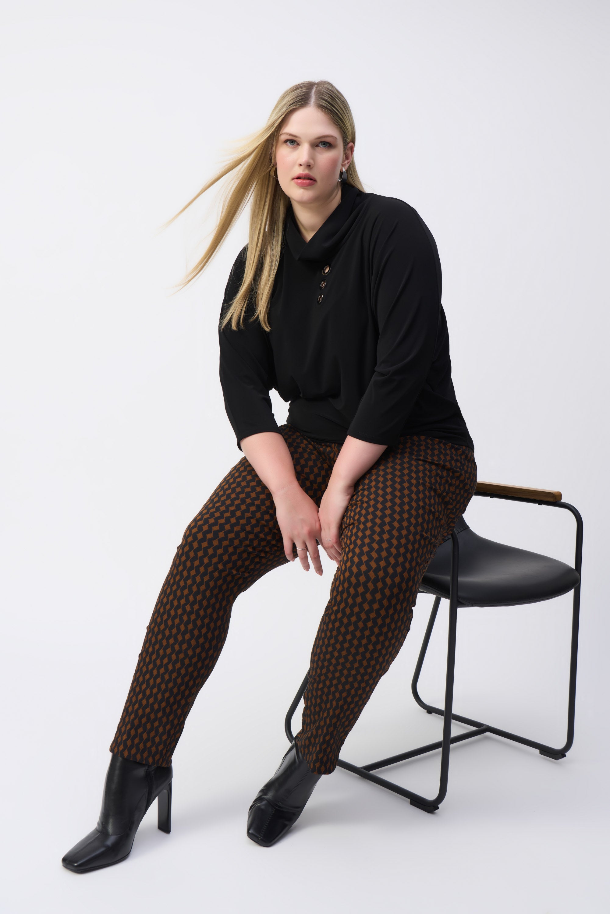 Haut Boxy à œillets en tricot soyeux, par Joseph Ribkoff #243159