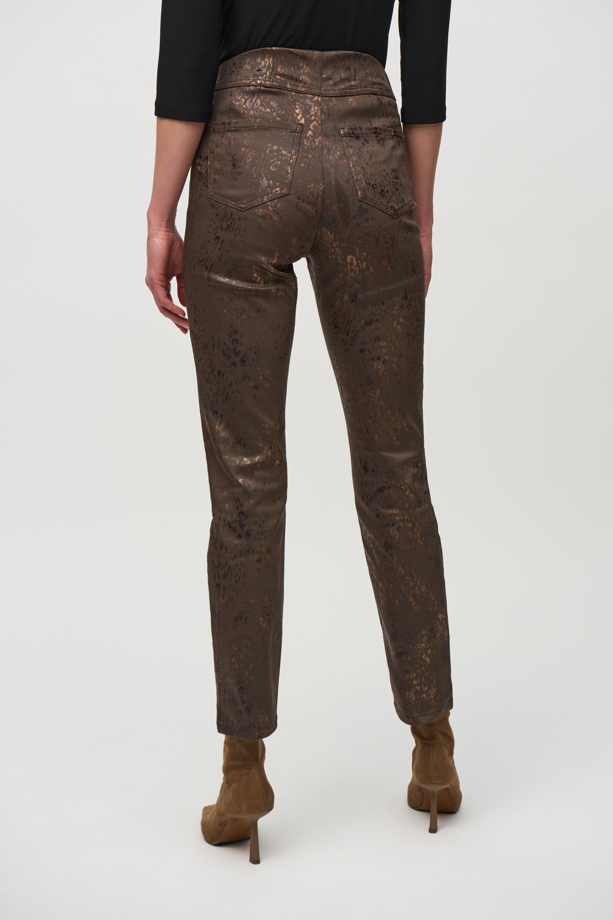 Pantalon ajusté classique en denim à imprimé animal métallisé, par Joseph Ribkoff #244945