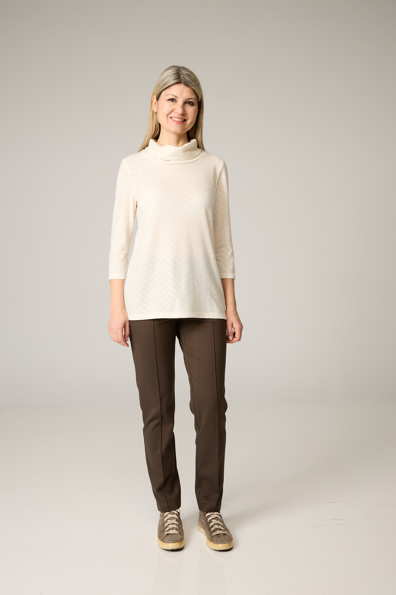 Élégance Ton sur Ton – Le Haut à Col Roulé Modes Crystal #25-11335