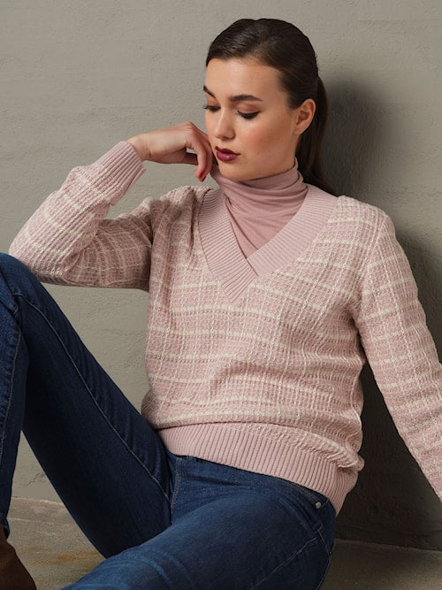 Tricot à col en V et manches longues, motifs légers de carreaux, par Skovhuus #3631