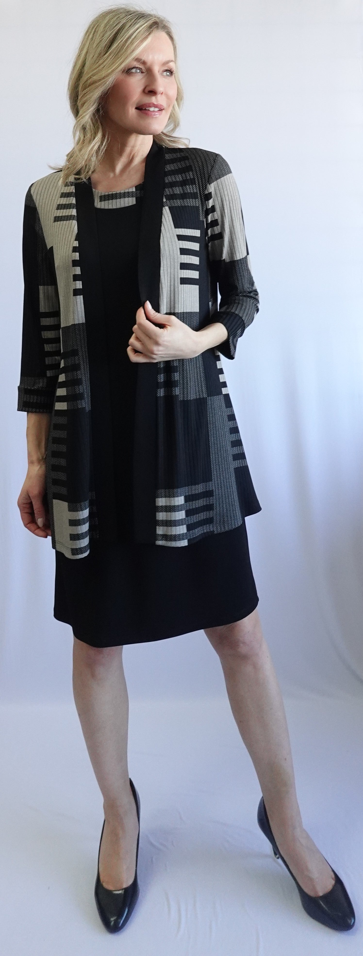 Robe-veste à imprimés géométriques noir et tapue, par SoftWorks #108204