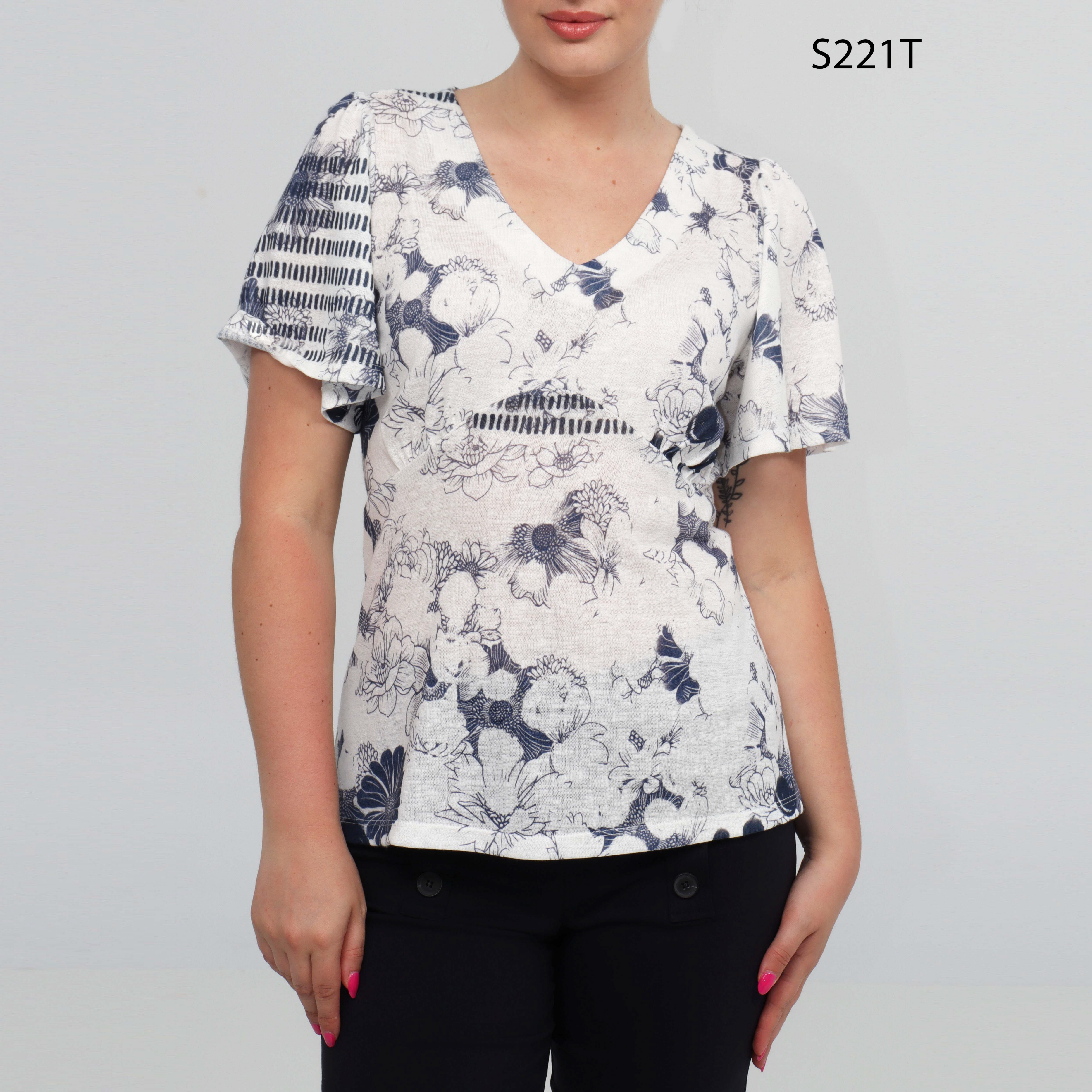 Chandail blanc à motifs marines, manches courtes et col en V par Dévia #S221T