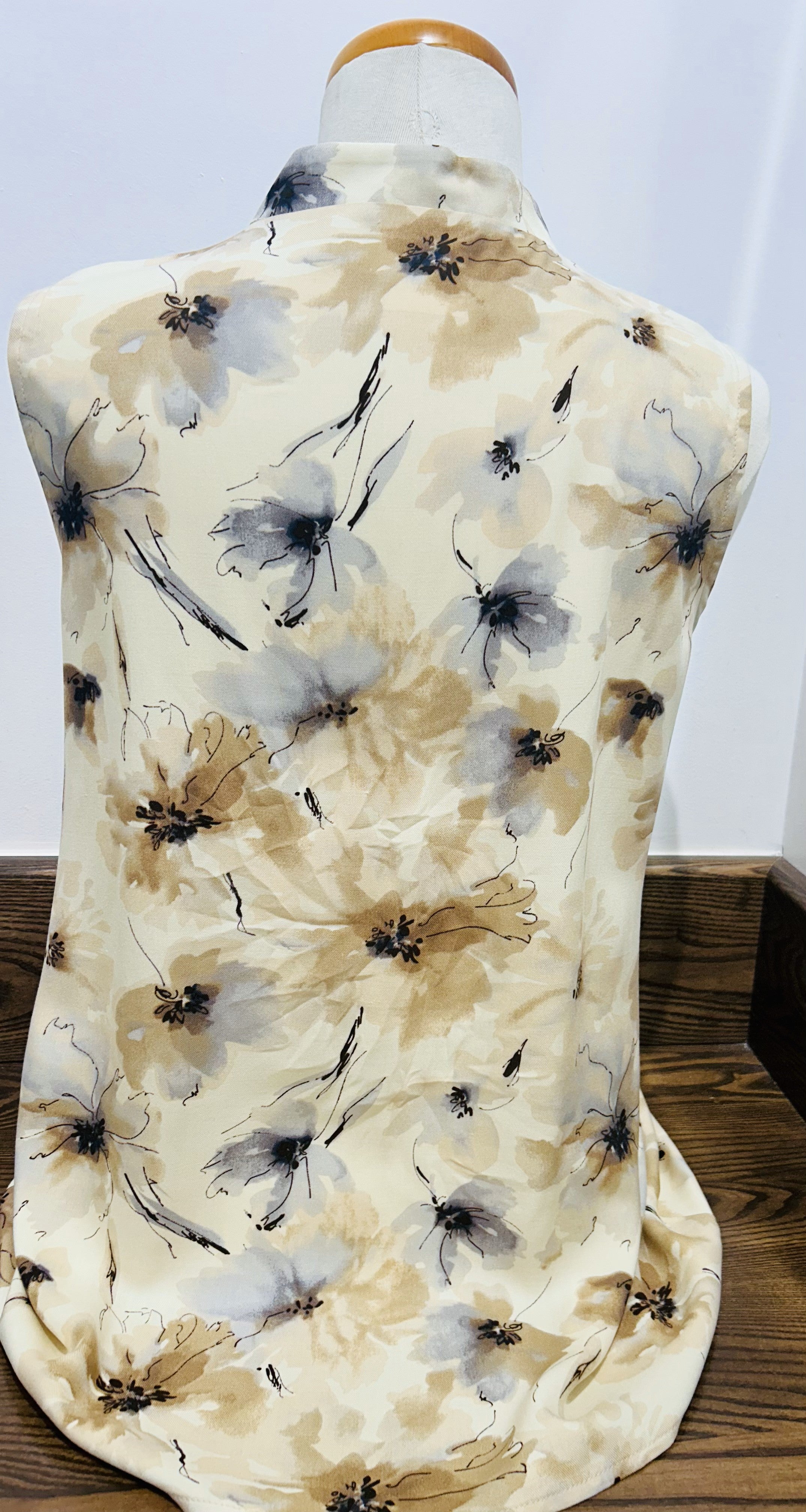 Beige sleeveless top with floral print, by Dévia #S370T