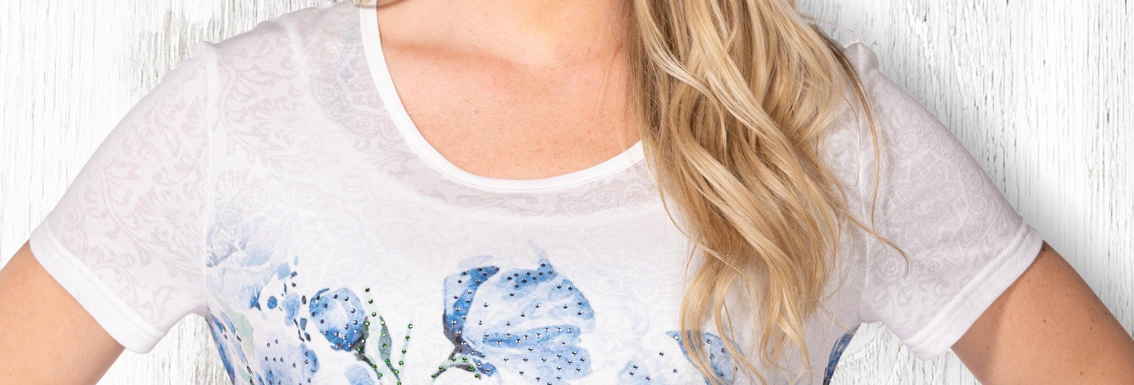 T-shirt floral raffiné à encolure ronde, orné de pierres thermocollés – Variations #V4338