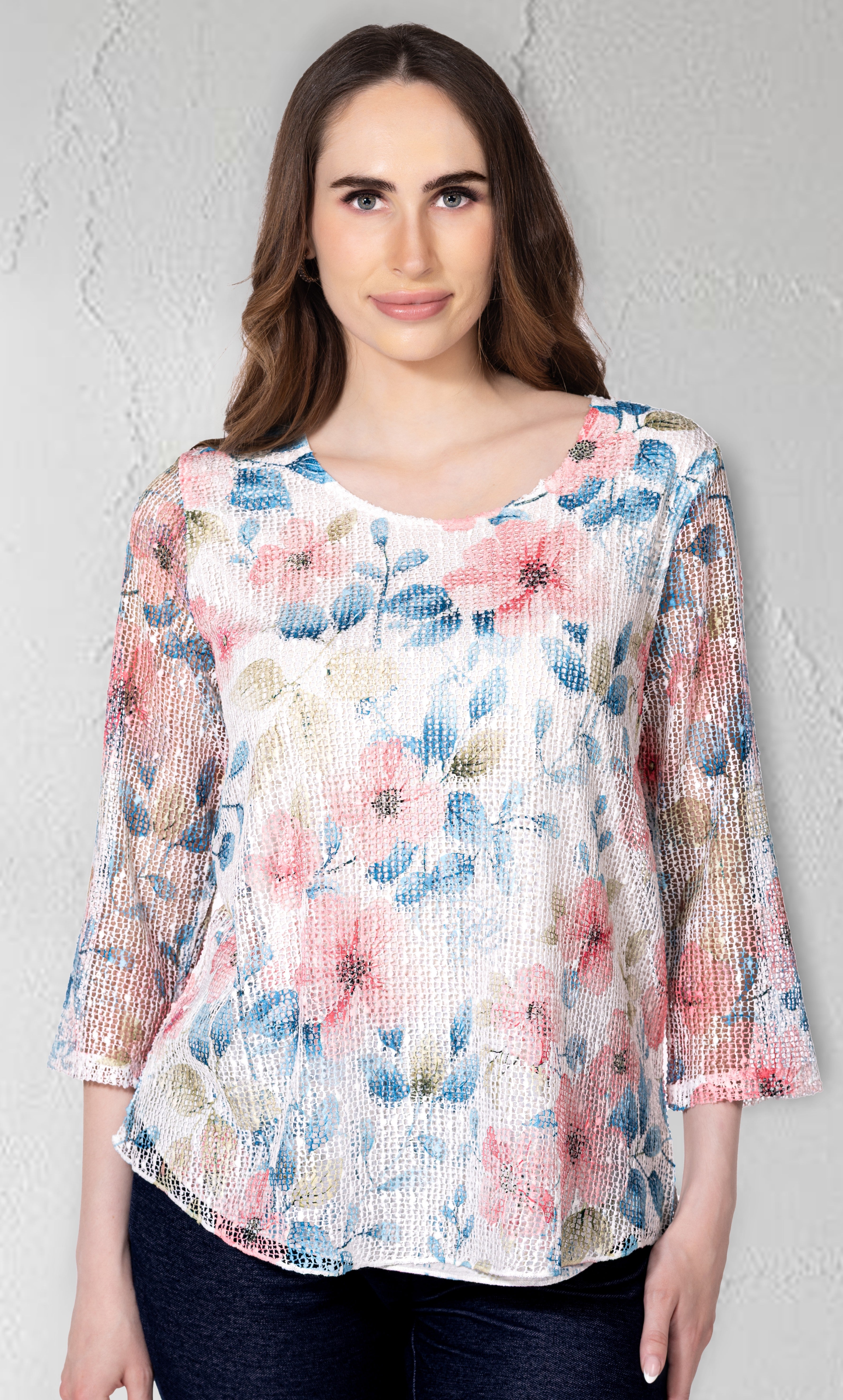 Haut en maille ajourée à imprimé floral délicat et touches lumineuses – Variations #V4340