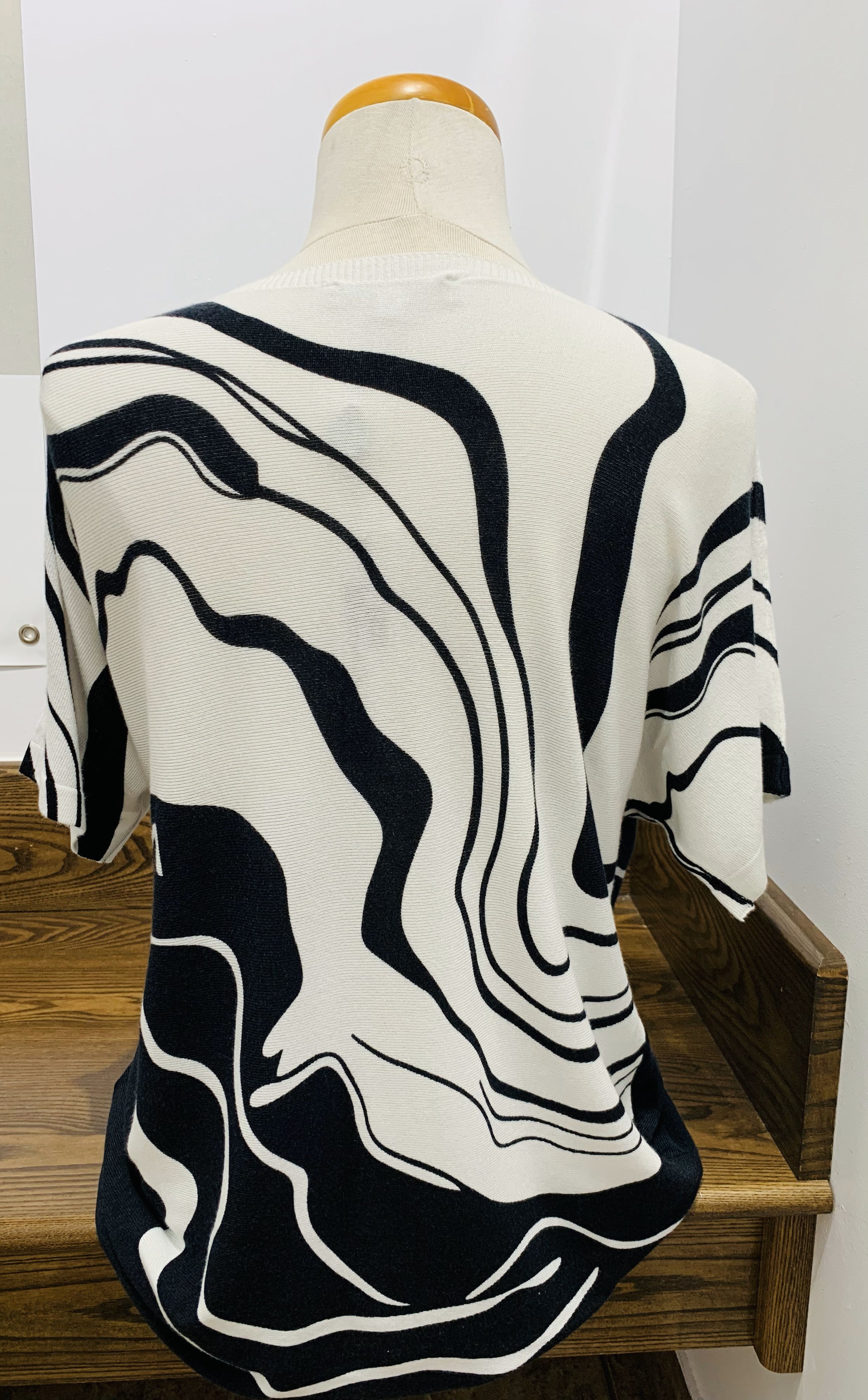 Elegant Illusion - The Variations Sweater #V8235