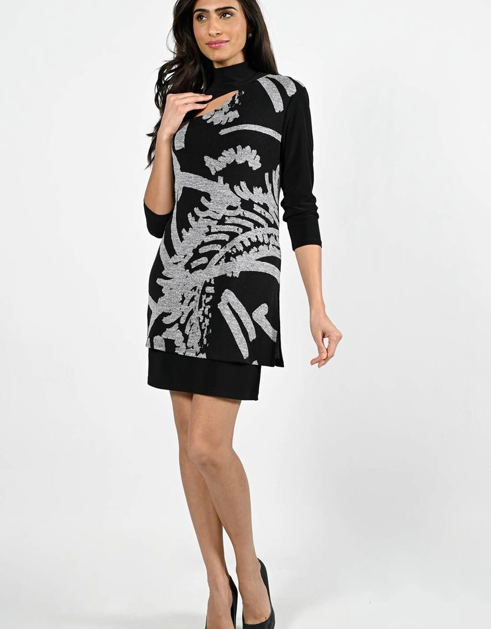 Vous adorerez cette robe, avec un effet de deux longueurs. Elle camouffle toute nos petites imperfections, tout en nous donnant un effet amincissant. Fond noir avec motif off white. Fait au Canada par Frank Lyman
