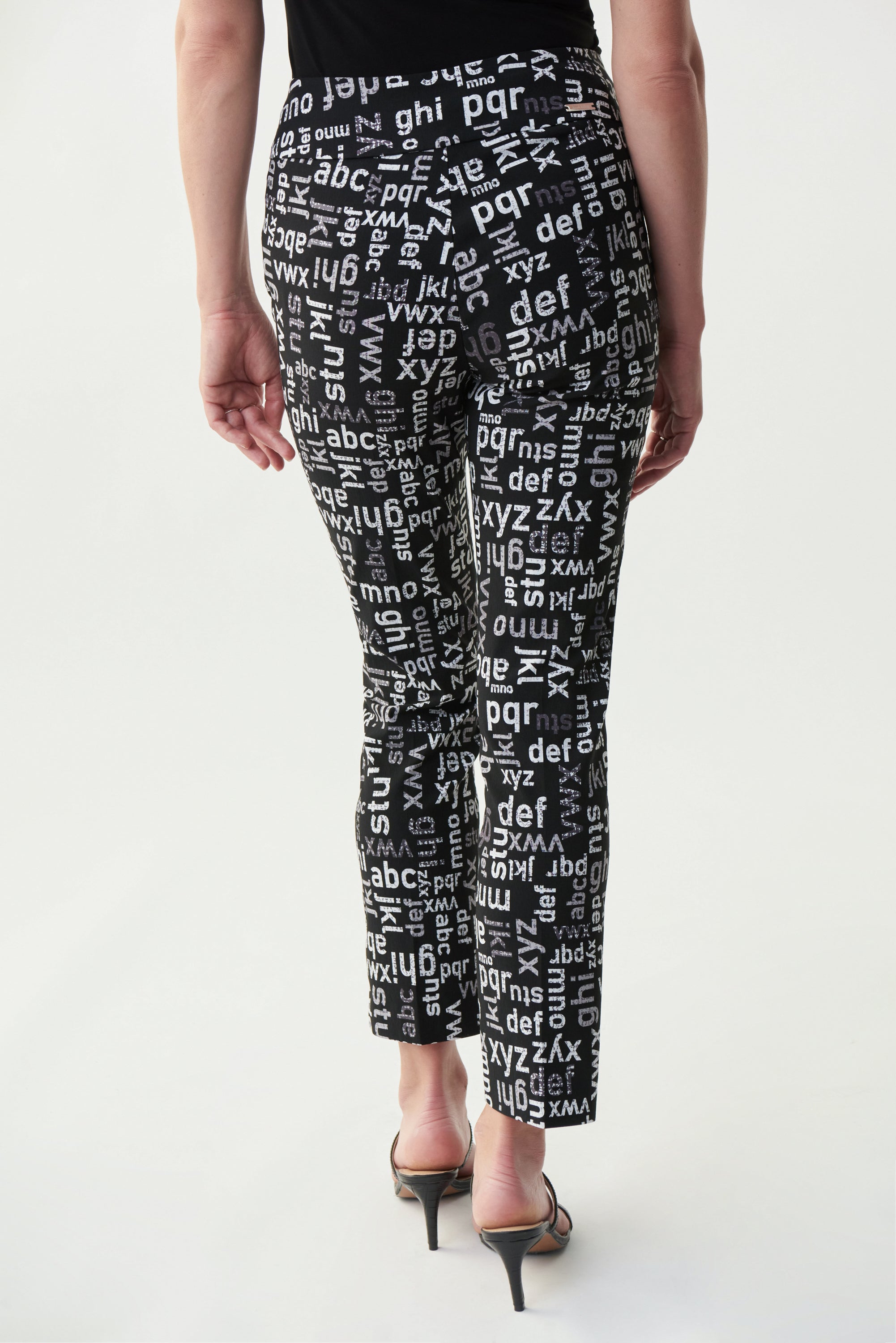 Superbe pantalon noir avec écriture blanche et grise. Très confortable, ce bas offre également une taille élastique. Simple, mais chic, il saura vous mettre en valeur. Fabriqué par Joseph Ribkoff.