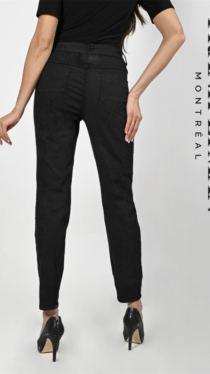 SUPERBE JEANS FRANK LYMAN ,DANS LES TONS DE NOIR,BEIGE ET BRUN.IMPRIMÉ STYLE REPTILE. CE JEANS EST RÉVERSIBLE EN NOIR, CE QUI EN FAIT 2 PANTALONS POUR LE PRIX DE 1!! SON CONFORT ABSOLUT EN FAIT LE JEANS PRÉFÉRÉ DES FEMMES...