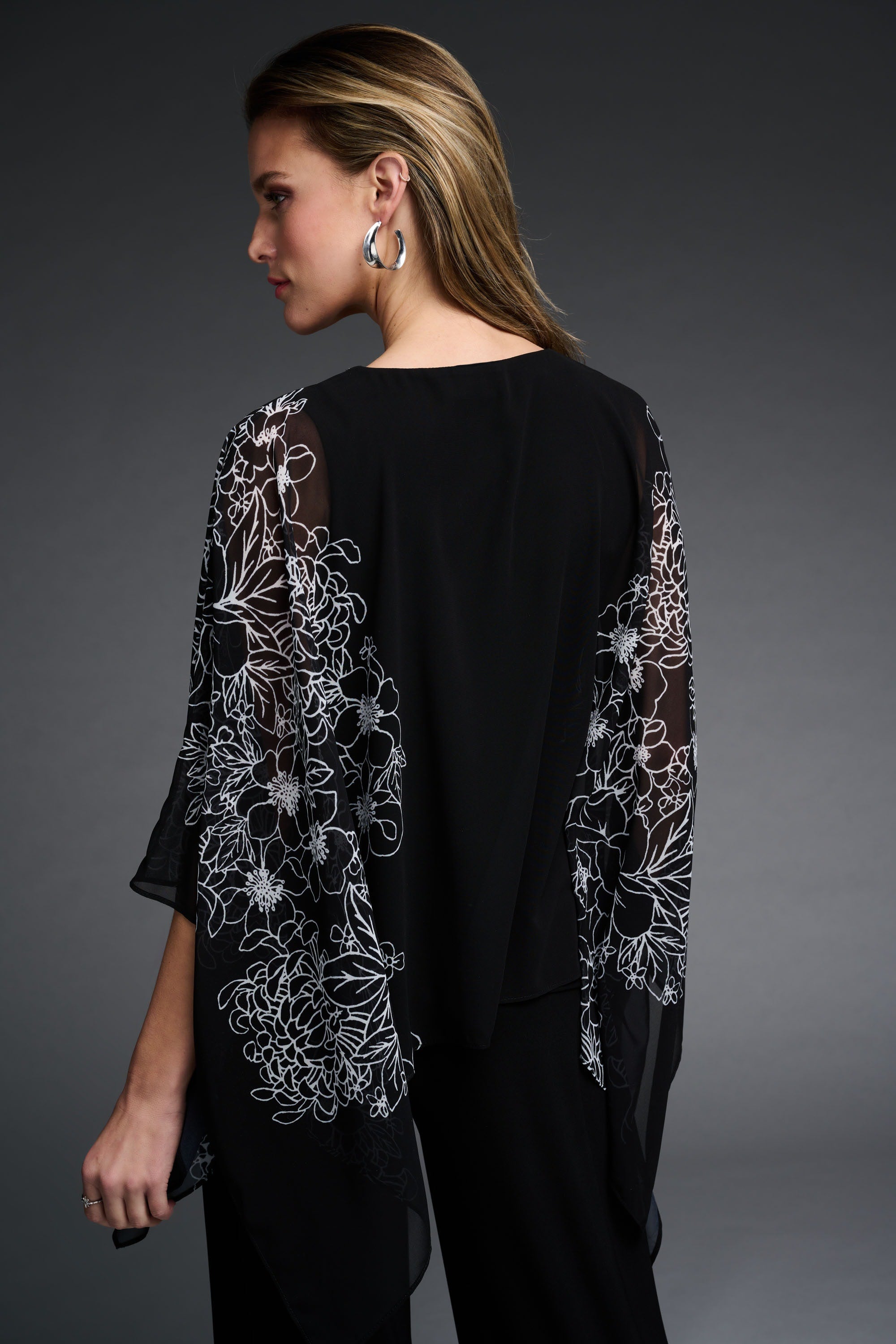 MAGNIFIQUE HAUT DE LA COLLECTION '' SIGNATURE'' DE JOSEPH RIBKOFF.. SE PORTE AVEC UN PANTALON,UN PALAZZO OU UNE BELLE JUPE..SES BRAS PLUS AMPLE ET SA COUPE PARDONNE TOUTES LES RONDEURS QUE L' ON VEUX CACHER. COL EN ''V'' AVEC BRILLANT POUR UN EFFET PLUS CHIC..DANS LES TONS DE NOIR ET DE BLANC POUR UN SUPERBE LOOK CLASSIQUE.