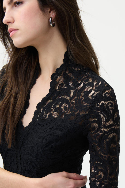 Magnifique robe de dentelle, doublée. Col en V dentelé, manche 3/4, bas de la robe dentelé aussi. Se porte pour toute sorte d occasion, c est la fameuse petite robe noir a avoir dans votre garde-robe!! Fait au Canada par JOSEP