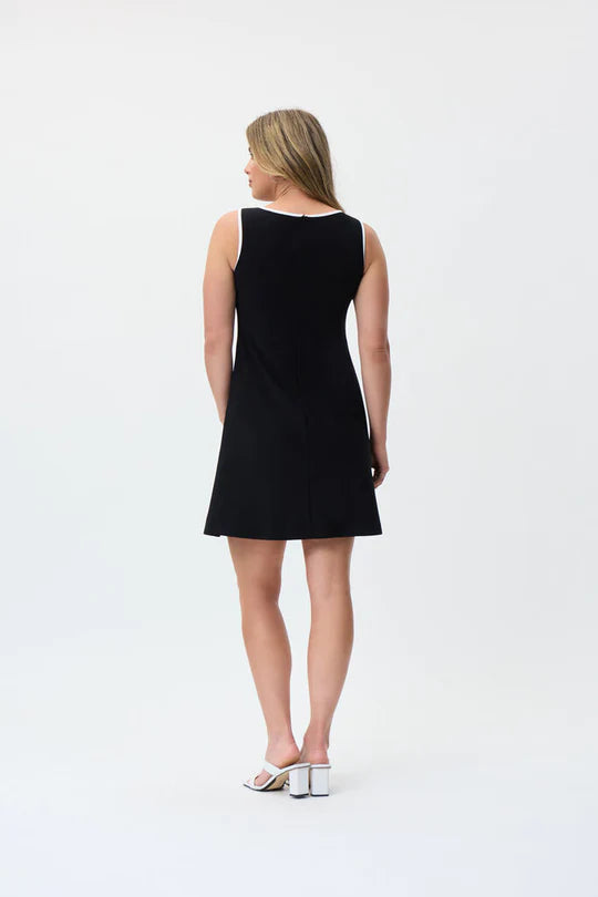 Cette robe sans manches de Joseph Ribkoff à fermeture éclair dans le dos , elle possède un imprimé blanc à l'avant . Elle sera parfaite pour les chaudes journées d’été. Fait de 95% Polyester, 5% Spandex.
