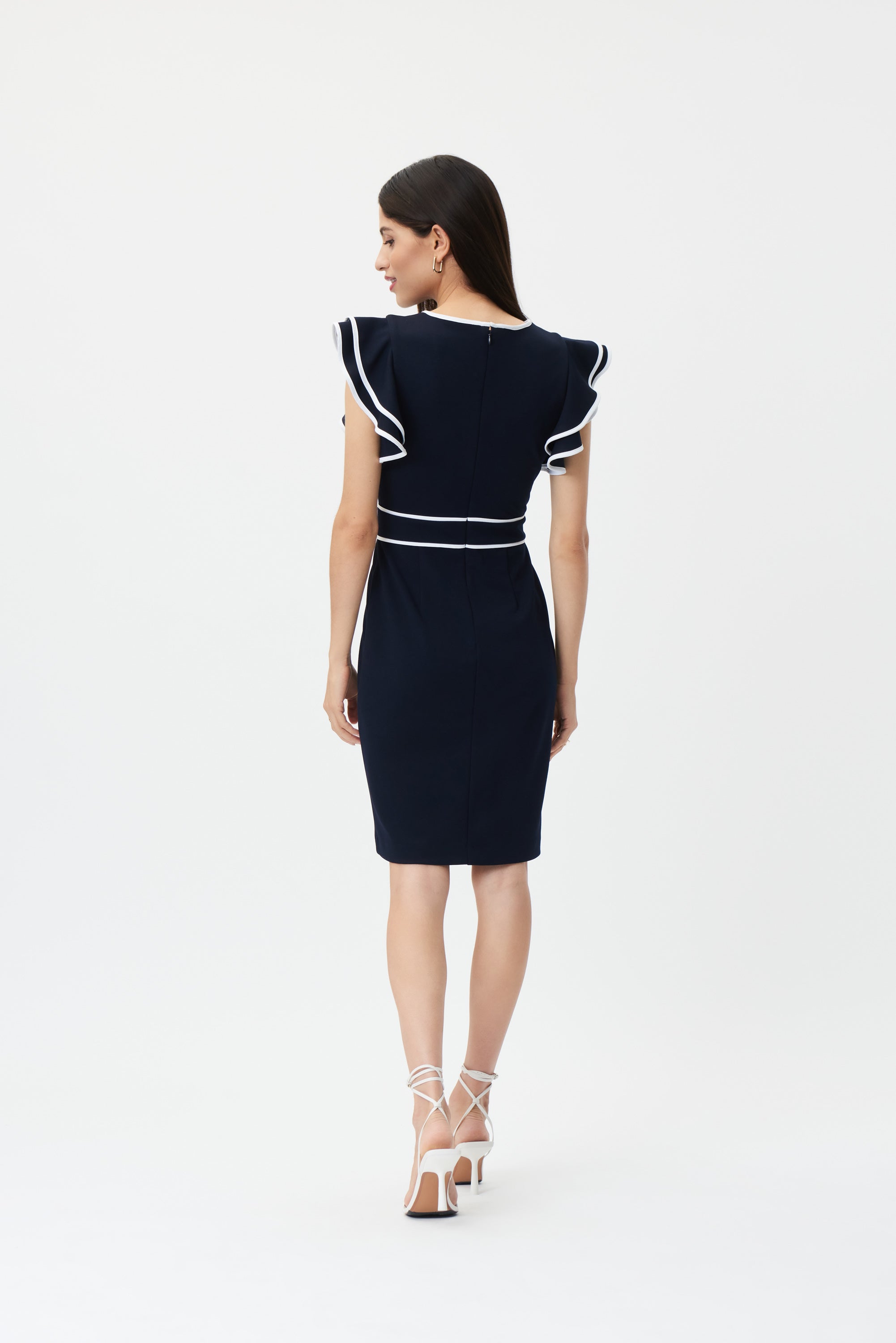 Robe de Joseph Ribkoff au look élégant, avec des manches à volants et une ceinture qui inspire le luxe. Une robe a un col rond et coupe courte elle transmet une belle silhouette féminine.