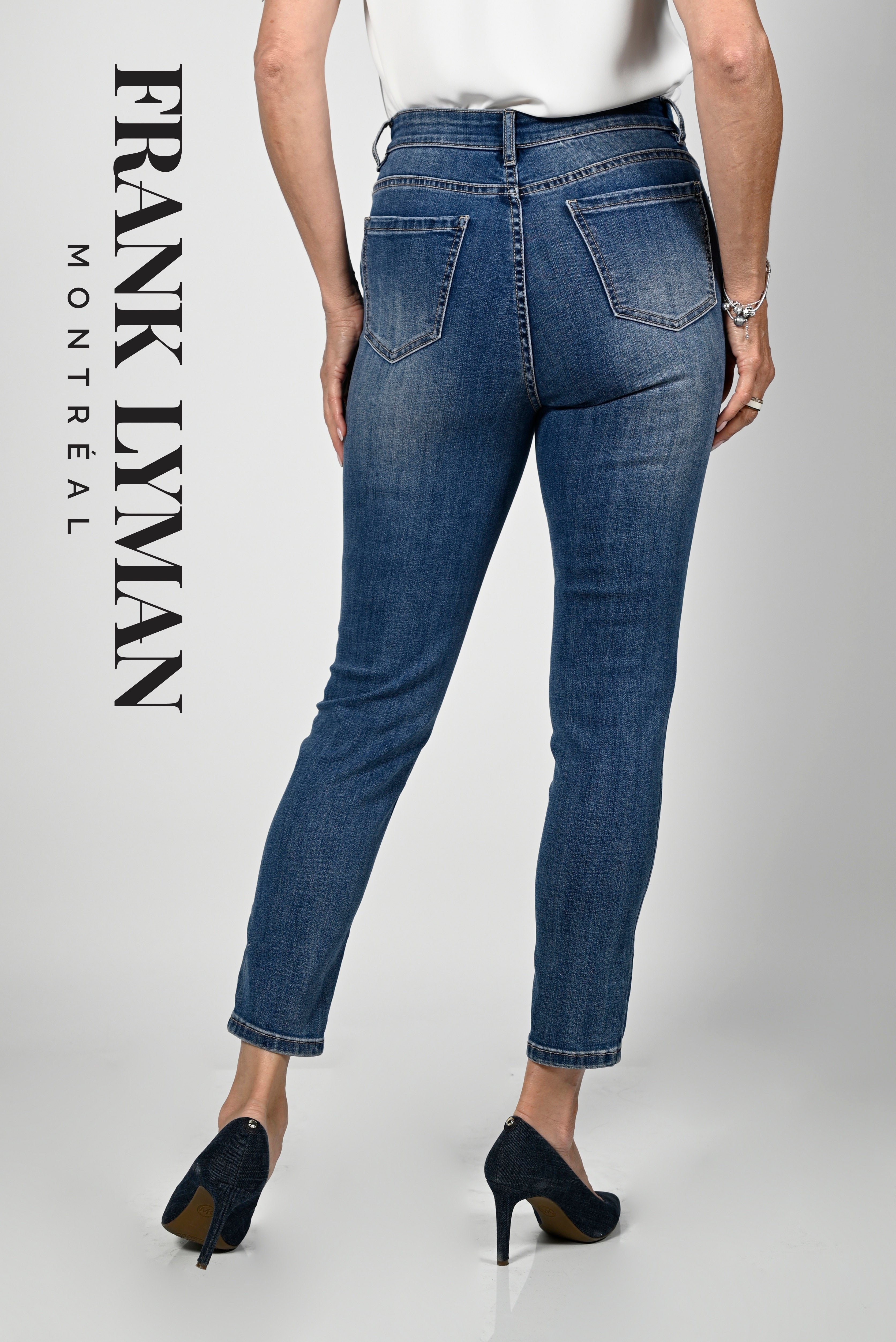 Jeans imprimé d'écriture en blanc sur le devant, signé Frank Lyman, longueur 7/8 a jambe étroite, avec toutes les poches et ganses pour la ceinture.
