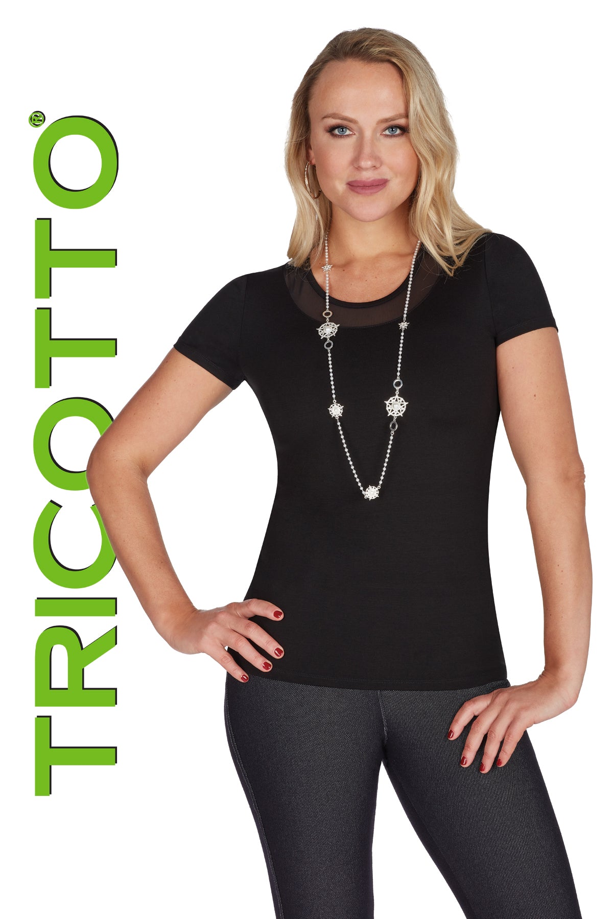 Chandail à manche courte, style t-shirt, pour femme signée Tricotto, avec col en rond et insertion transparente, disponible en Noir et en Blanc, léger ce chandail au style raffiné s'agencera très bien avec beaucoup de vêtements de votre garde-robe. Fais de 92% Viscose 8% Élasthanne.