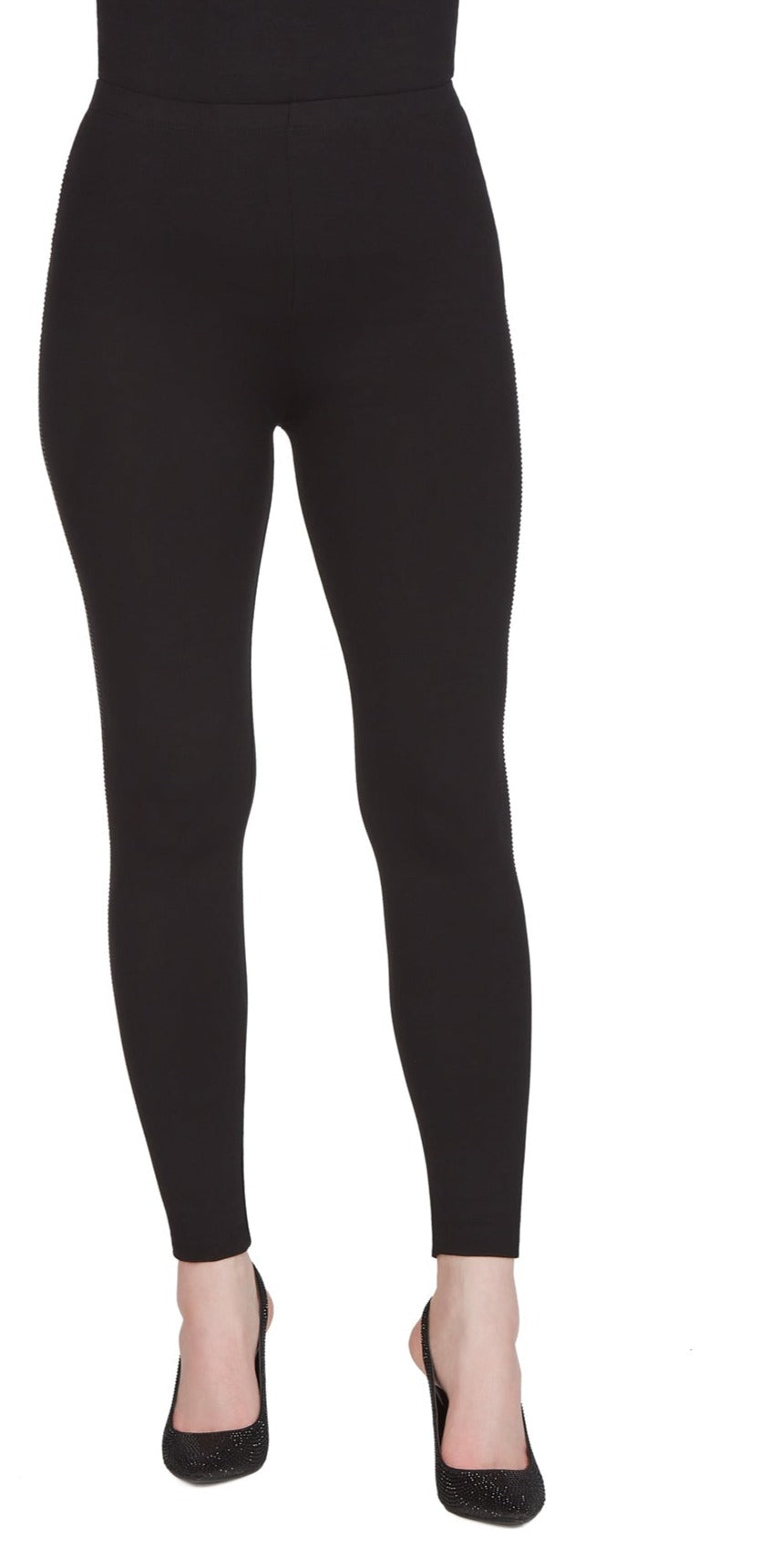 Legging unit noir offrant sur le côté de la jambe deux bandes de style cuirette ainsi qu'une bande de “studs”. Affichez un look audacieux avec ce bas unique. Par Tric