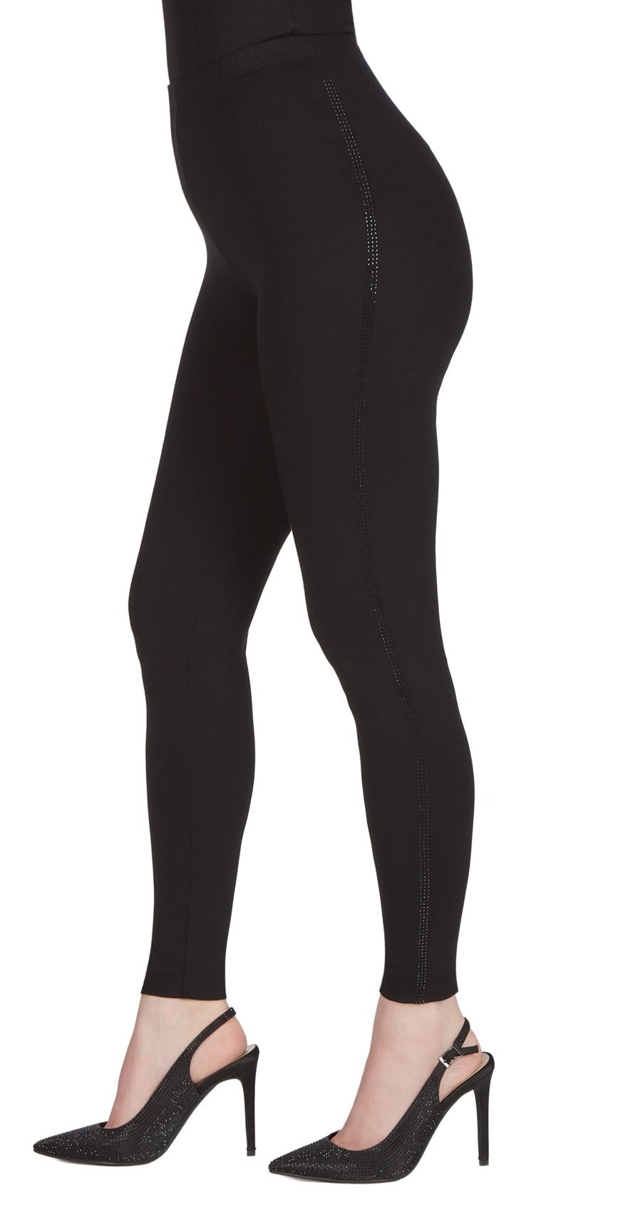Legging simpliste noir offrant une bande brillante sur le côté de la jambe. Confortable, doux et léger, il s'agence avec tout. Par tricotto.