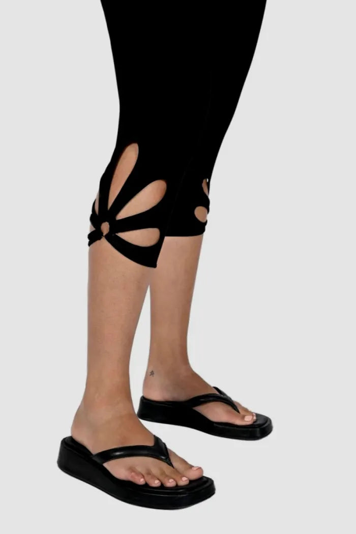 Superbe Pantalon en tricot de Frank Lyman. Ce pantalon pour femme inspire le luxe avec son bas de jambe stylé.