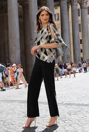 Magnifique haut chic de Frank Lyman, Très versatile, camoufle tout nos petites imperfections. Ouverture sur le dessus du bras, camisole intégré pour un soutient et une belle finition. Noir avec motif or. Porter avec un pantalon noir, un palazzo ou même une jupe noir. Fait au canada