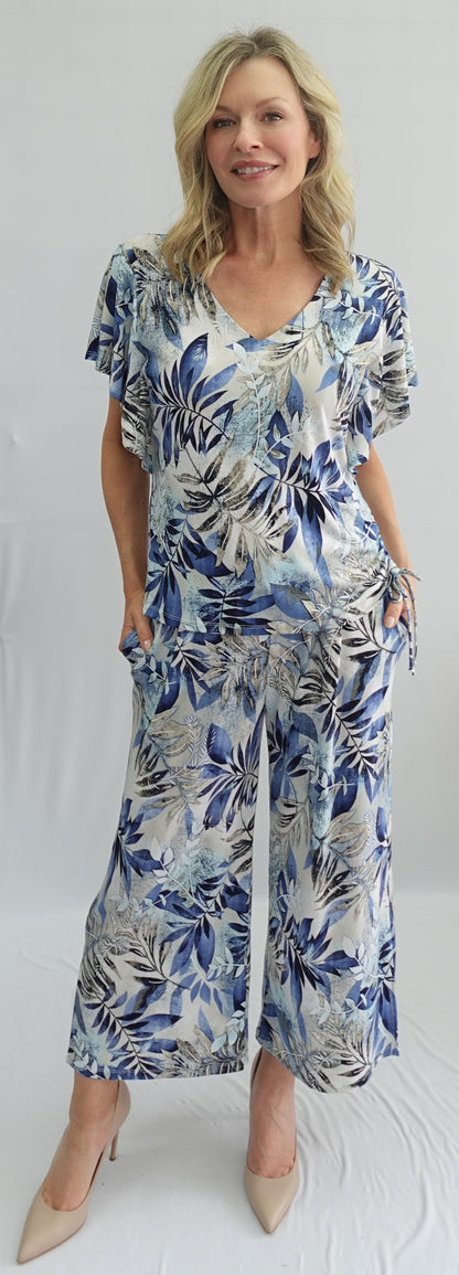 Haut à col en V, manches courtes à volants, imprimés de feuillages par Softworks #202242