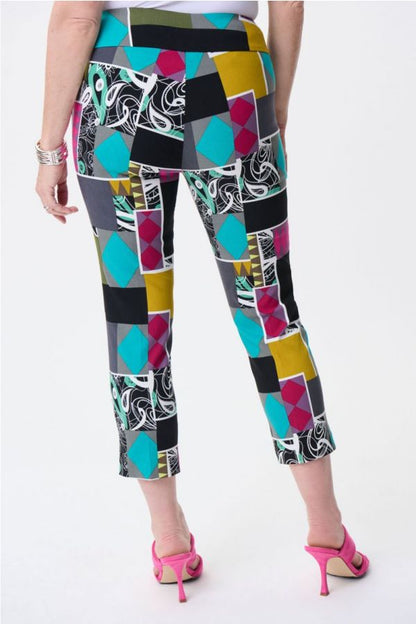 Soyez prête à célébrer le style avec ce pantalon Joseph Ribkoff qui respire la confiance et l'amusement ! Vous adorerez ses détails lumineux et ludiques en patchwork ainsi que sa silhouette droite. Associez-le à votre haut ou t-shirt préféré pour équilibrer le motif ludique.