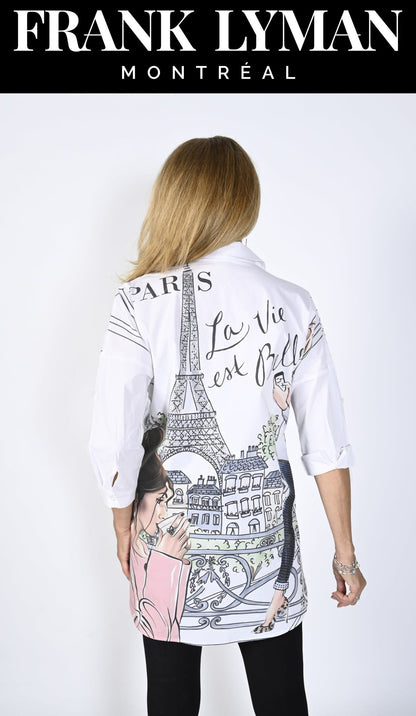 Découvrez ce magnifique chemisier tissé de Frank Lyman, parfait pour toutes les occasions. Ce chemisier imprimée de motifs iconiques français, notamment la Tour Eiffel et le texte: ''La vie est belle'', est à manches 3/4 avec un col à revers pour un look classique et intemporel.