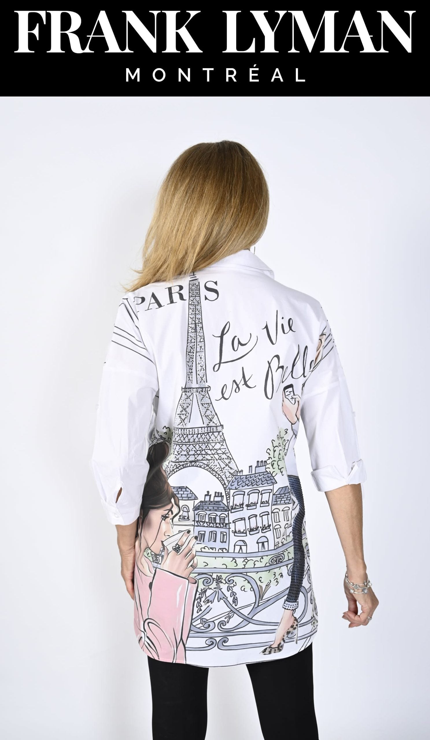 Découvrez ce magnifique chemisier tissé de Frank Lyman, parfait pour toutes les occasions. Ce chemisier imprimée de motifs iconiques français, notamment la Tour Eiffel et le texte: ''La vie est belle'', est à manches 3/4 avec un col à revers pour un look classique et intemporel.