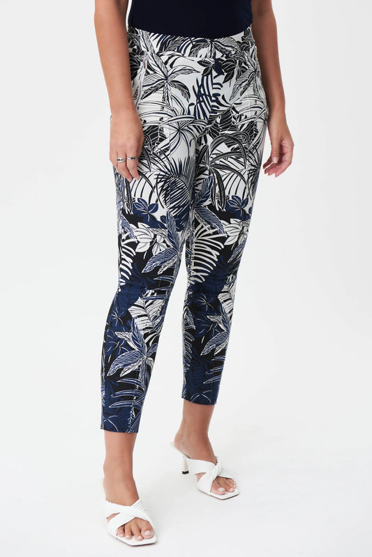 Rehaussez votre garde-robe d'été avec ce fabuleux pantalon ajusté de Joseph Ribkoff! La taille élastique recouverte assure un ajustement confortable, tandis que les poches zippées à l'avant et les plis cousus ajoutent une touche de sophistication à votre lo