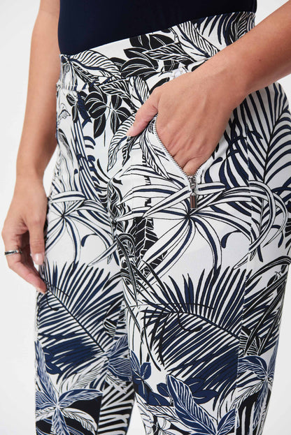 Rehaussez votre garde-robe d'été avec ce fabuleux pantalon ajusté de Joseph Ribkoff! La taille élastique recouverte assure un ajustement confortable, tandis que les poches zippées à l'avant et les plis cousus ajoutent une touche de sophistication à votre lo