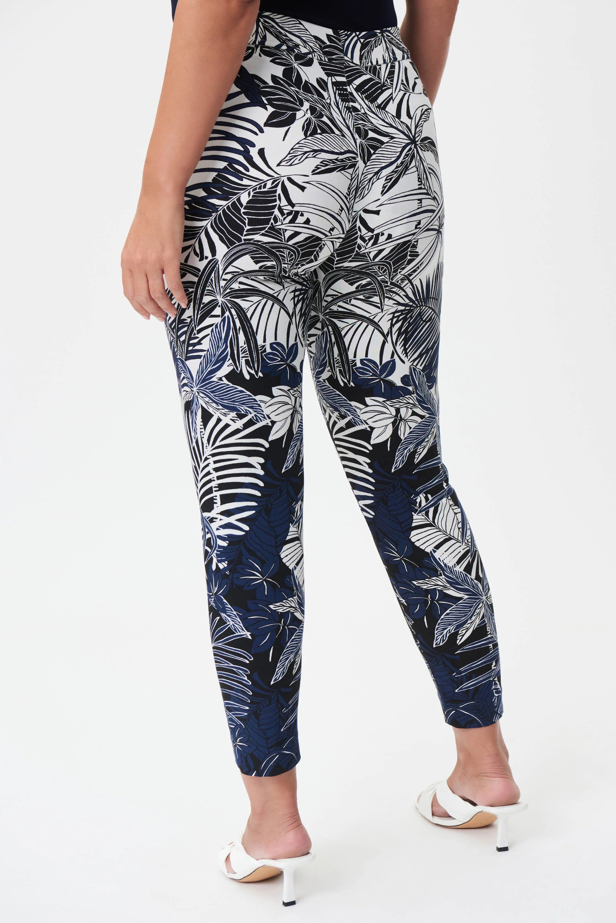 Rehaussez votre garde-robe d'été avec ce fabuleux pantalon ajusté de Joseph Ribkoff! La taille élastique recouverte assure un ajustement confortable, tandis que les poches zippées à l'avant et les plis cousus ajoutent une touche de sophistication à votre lo