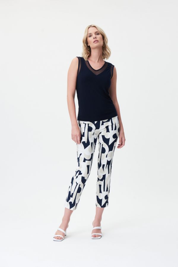 Vous allez adorer le pantalon modèle 232056 de Joseph Ribkoff, qui offre un mélange parfait de style et de confort. Avec son impression vanille, noir et beige, ce pantalon ajoutera une touche de sophistication à votre garde-robe.