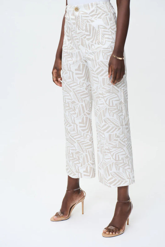 Vous cherchez un pantalon stylé et confortable qui rehaussera votre garde-robe estivale? Ne cherchez plus que ces pantalons Joseph Ribkoff imprimé palmier à jambe large et cheville en vanille/moonstone!