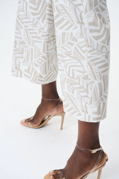 Vous cherchez un pantalon stylé et confortable qui rehaussera votre garde-robe estivale? Ne cherchez plus que ces pantalons Joseph Ribkoff imprimé palmier à jambe large et cheville en vanille/moonstone!