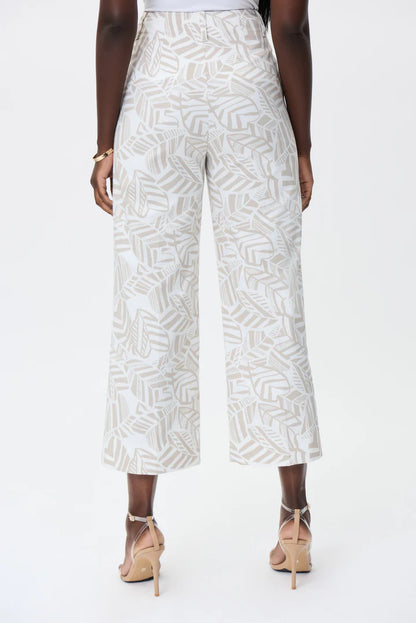 Vous cherchez un pantalon stylé et confortable qui rehaussera votre garde-robe estivale? Ne cherchez plus que ces pantalons Joseph Ribkoff imprimé palmier à jambe large et cheville en vanille/moonstone!