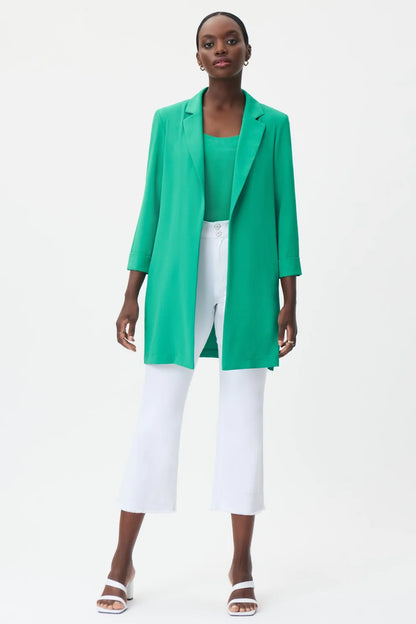 Ce blazer Joseph Ribkoff est un indispensable pour toute garde-robe professionnelle ou formelle. Il est fabriqué à partir de tissu 100% polyester de haute qualité qui est léger, confortable et durable.