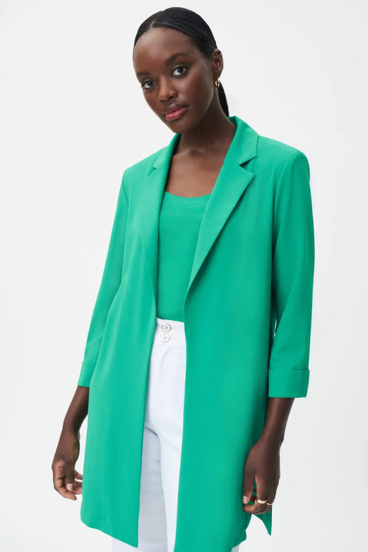 Ce blazer Joseph Ribkoff est un indispensable pour toute garde-robe professionnelle ou formelle. Il est fabriqué à partir de tissu 100% polyester de haute qualité qui est léger, confortable et durable.