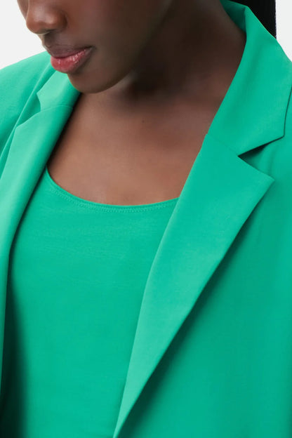 Ce blazer Joseph Ribkoff est un indispensable pour toute garde-robe professionnelle ou formelle. Il est fabriqué à partir de tissu 100% polyester de haute qualité qui est léger, confortable et durable.