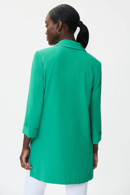 Ce blazer Joseph Ribkoff est un indispensable pour toute garde-robe professionnelle ou formelle. Il est fabriqué à partir de tissu 100% polyester de haute qualité qui est léger, confortable et durable.