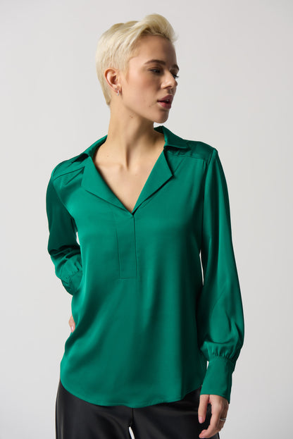 Pour ajouter de la variété à votre garde-robe, il est parfois préférable de s'en tenir aux basiques. C'est exactement ce que vous offre Joseph Ribkoff avec cette blouse à manches longues. Confectionnée dans un magnifique satin, cette blouse au col cranté se boutonne sur le devant. Ses longues manches droites sont dotées de revers délicats.