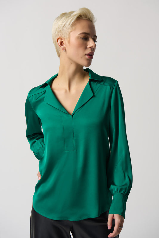 Pour ajouter de la variété à votre garde-robe, il est parfois préférable de s'en tenir aux basiques. C'est exactement ce que vous offre Joseph Ribkoff avec cette blouse à manches longues. Confectionnée dans un magnifique satin, cette blouse au col cranté se boutonne sur le devant. Ses longues manches droites sont dotées de revers délicats.