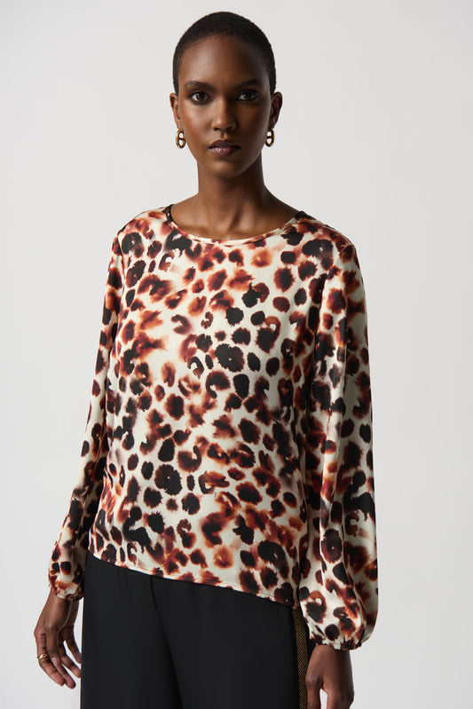 Haut asymétrique à imprimé animal en satin de Joseph Ribkoff #234041