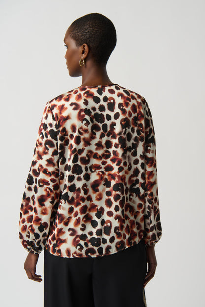 Haut asymétrique à imprimé animal en satin de Joseph Ribkoff #234041
