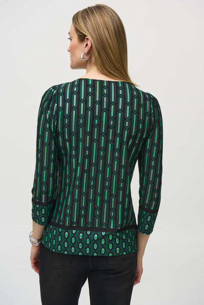Haut en tricot soyeux à imprimé géométrique vert et noir, par Joseph Ribkoff #244243