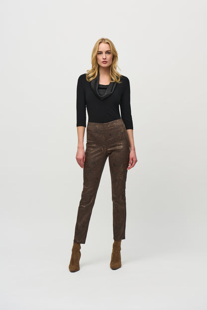 Pantalon ajusté classique en denim à imprimé animal métallisé, par Joseph Ribkoff #244945