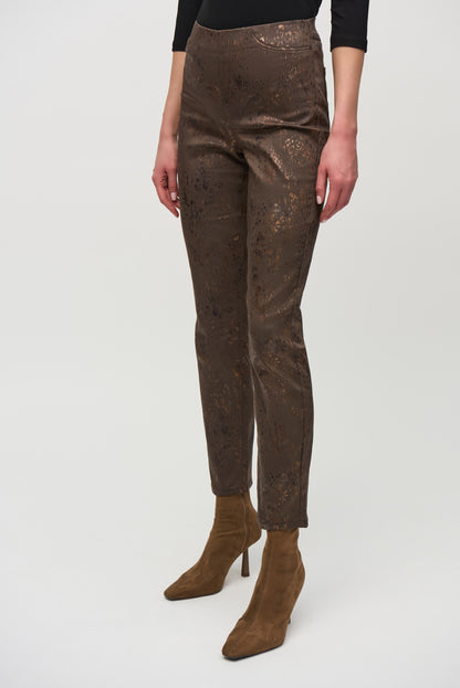 Pantalon ajusté classique en denim à imprimé animal métallisé, par Joseph Ribkoff #244945