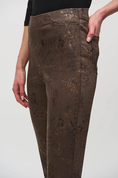 Pantalon ajusté classique en denim à imprimé animal métallisé, par Joseph Ribkoff #244945