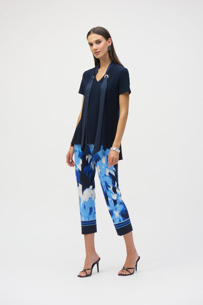 Haut droit en tricot soyeux avec foulard en satin, par Joseph Ribkoff #252100