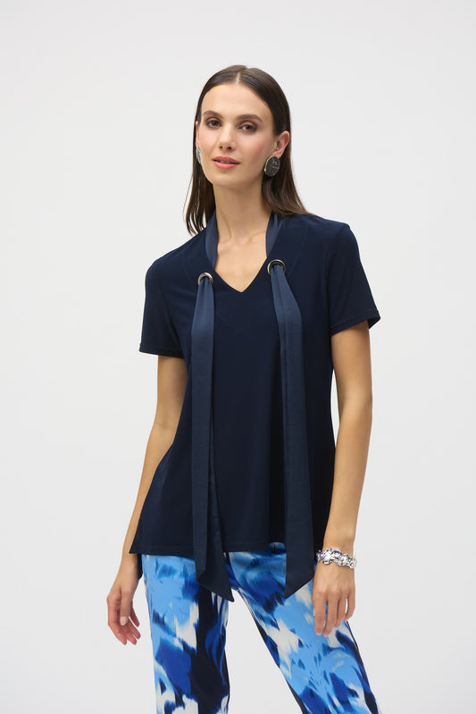 Haut droit en tricot soyeux avec foulard en satin, par Joseph Ribkoff #252100