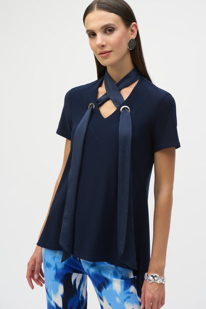 Haut droit en tricot soyeux avec foulard en satin, par Joseph Ribkoff #252100